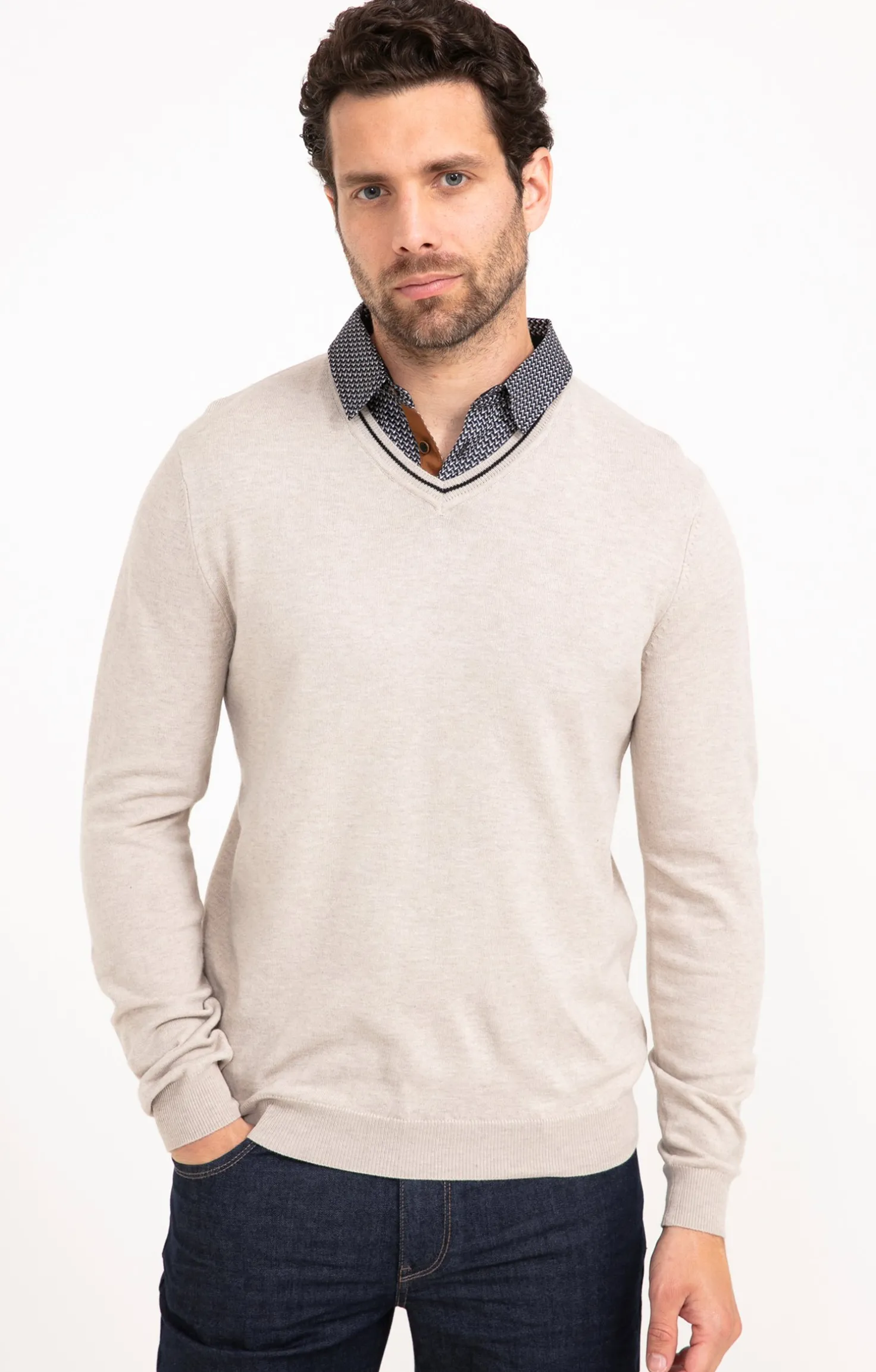 Armand Thiery Pull uni col V avec chemise - Beige Best Sale